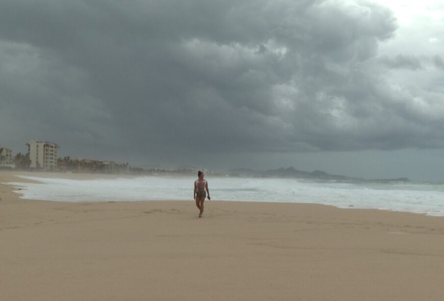 Persona caminando en la playa.