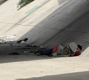 Persona durmiendo bajo de un puente en Los Cabos