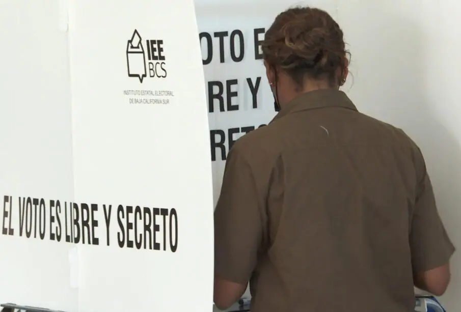 Persona votando en casilla del IEEBCS.