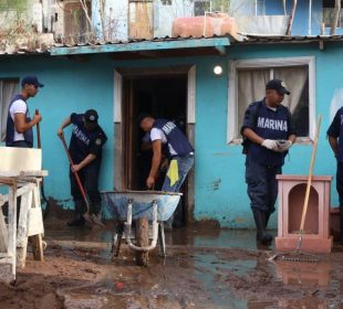 Personal de la Marina retirando lodo de una casa en Santa Rosalía.