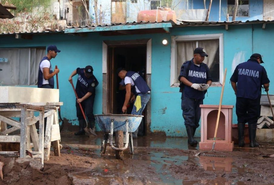 Personal de la Marina retirando lodo de una casa en Santa Rosalía.