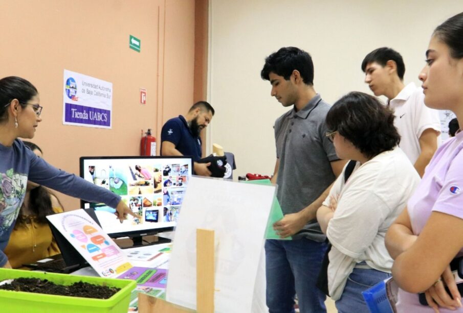 Personal de la UABCS presentando programas a estudiantes de nuevo ingreso.