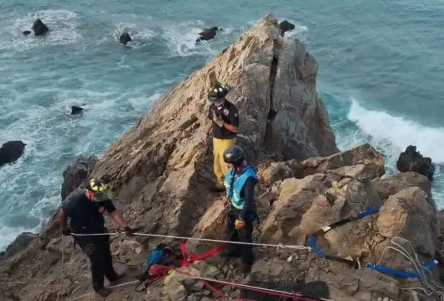Personal de rescate en playa Cerritos en La Paz.