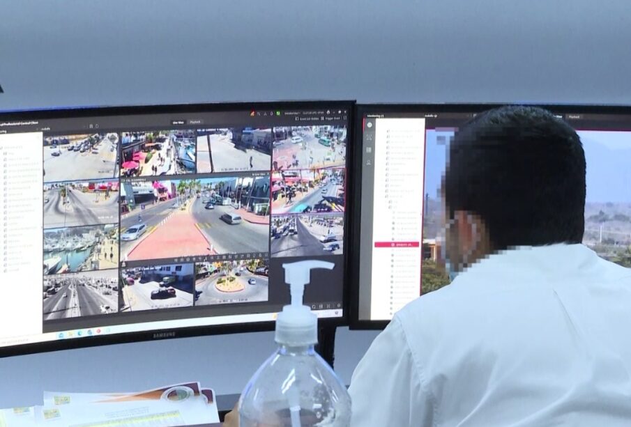 Personal del C2 de Los Cabos viendo en un monitor las cámaras de vigilancia de la ciudad.