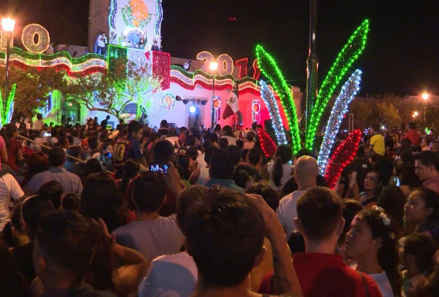 Personas en centro de San José del Cabo el 15 de septiembre.