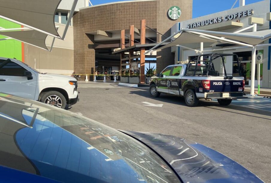 Policía Municipal en zona acordonada de un supermercado en la colonia Fonatur