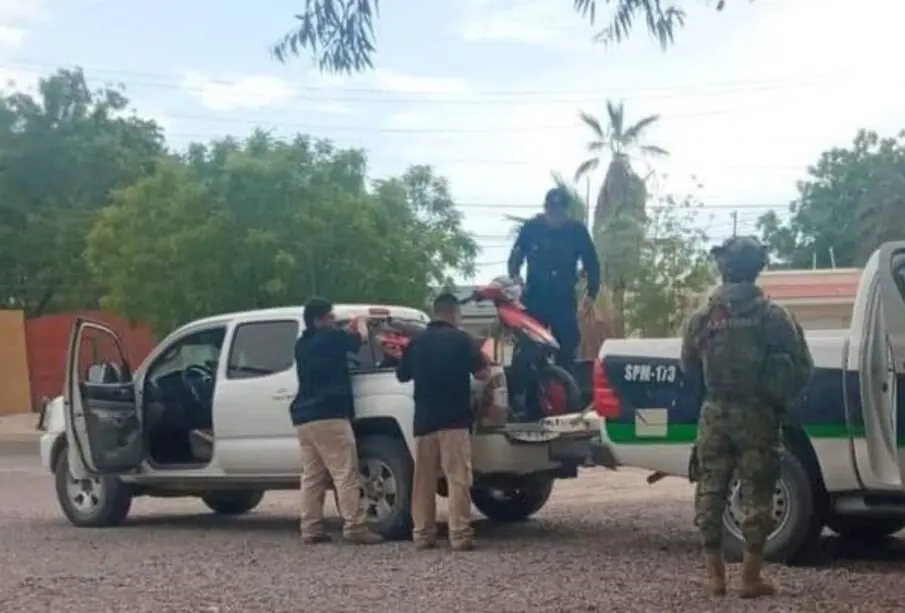 Policías municipales deteniendo a ladrones de autos en la colonia Diana Laura.