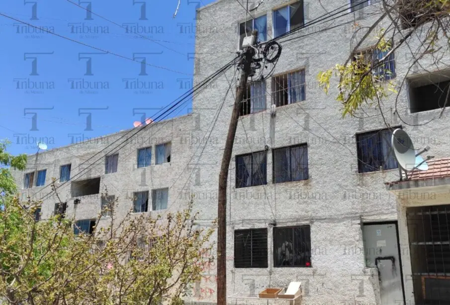 Poste telefónico a punto de caer en el andador Fiol Verduzco de la colonia Pedregal.