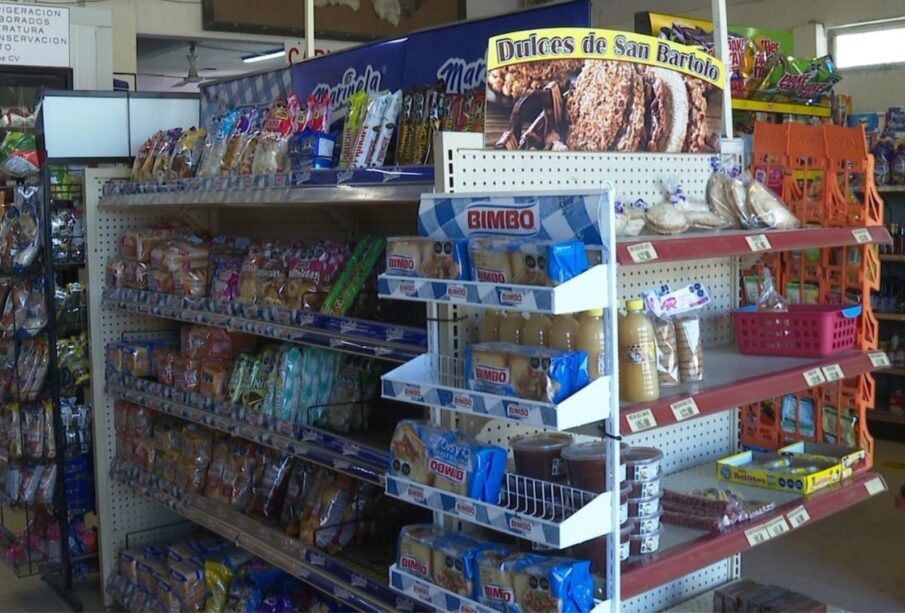 Productos en tienda de abarrotes sin luz.