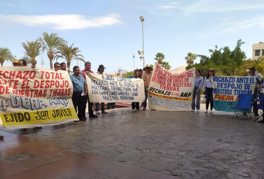 Representantes ejidales de las Sierras La Giganta y Guadalupe manifestándose en el Palacio de Gobierno.