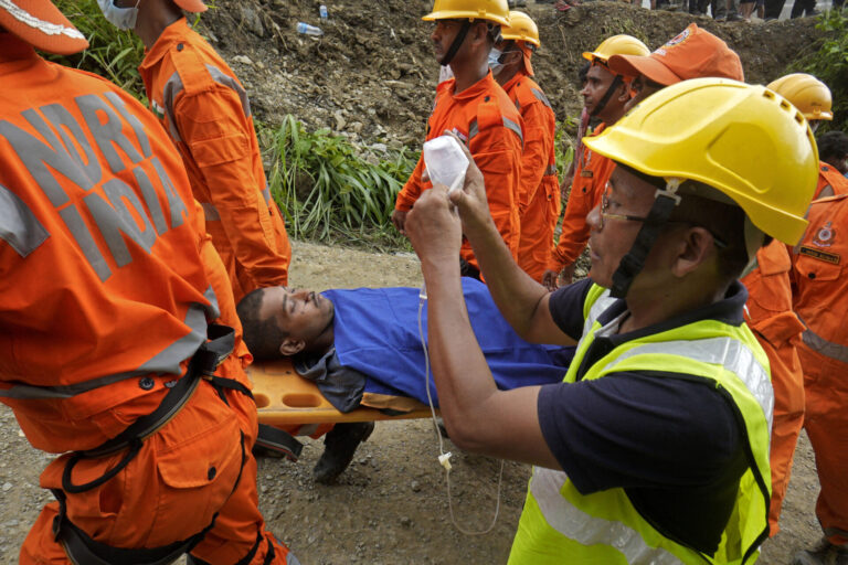 Rescate de obrero tras puente derrumbado en India