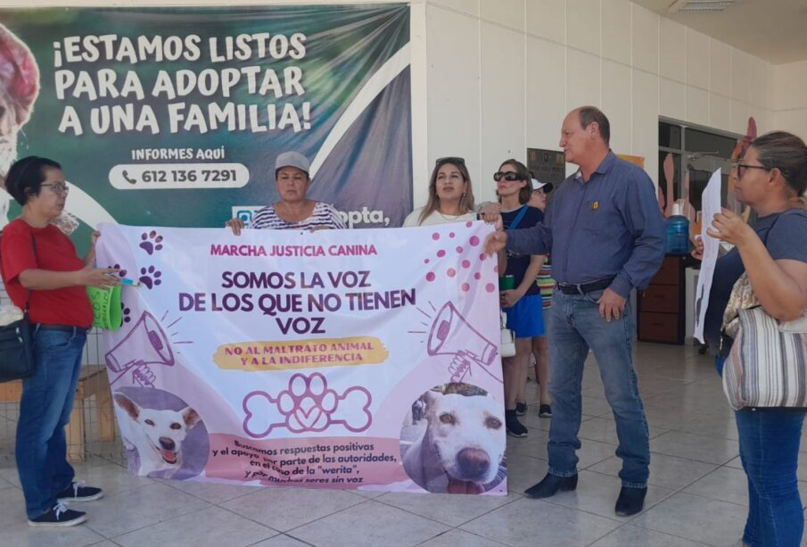 Rescatistas manifestándose en el Palacio Municipal de La Paz