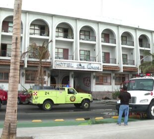 Tras más de una hora de labores extintoras, elementos del departamento de bomberos de La Paz controlaron un incendio que se detectó en una de las habitaciones del tercer nivel del hotel Los Arcos en el malecón de La Paz