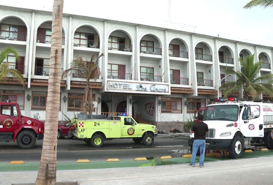 Tras más de una hora de labores extintoras, elementos del departamento de bomberos de La Paz controlaron un incendio que se detectó en una de las habitaciones del tercer nivel del hotel Los Arcos en el malecón de La Paz