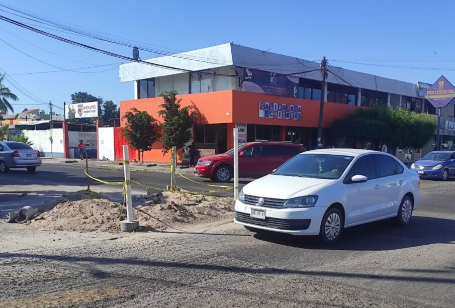 Socavón en las calles Colima y Francisco J. Mújica.