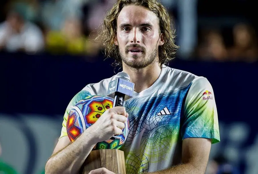 Stefanos Tsitsipas con trofeo en manos
