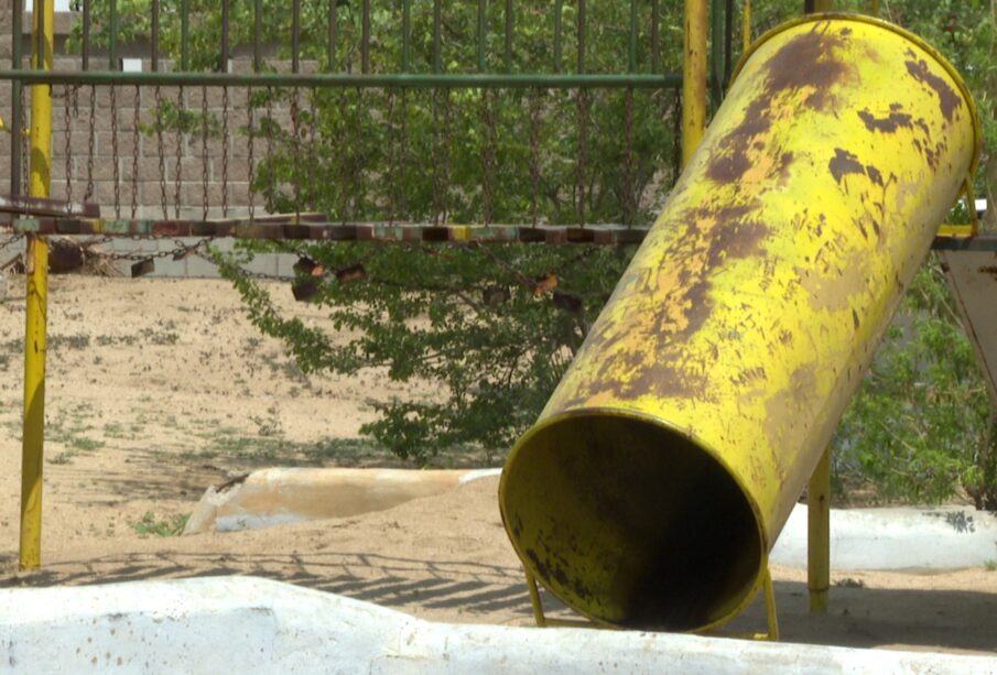 Tobogán oxidado del Parque recreativo en Country del Mar.