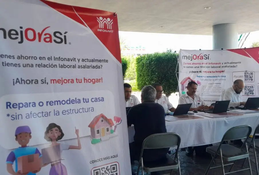 Trabajadores del Infonavit presentando crédito Mejorasí