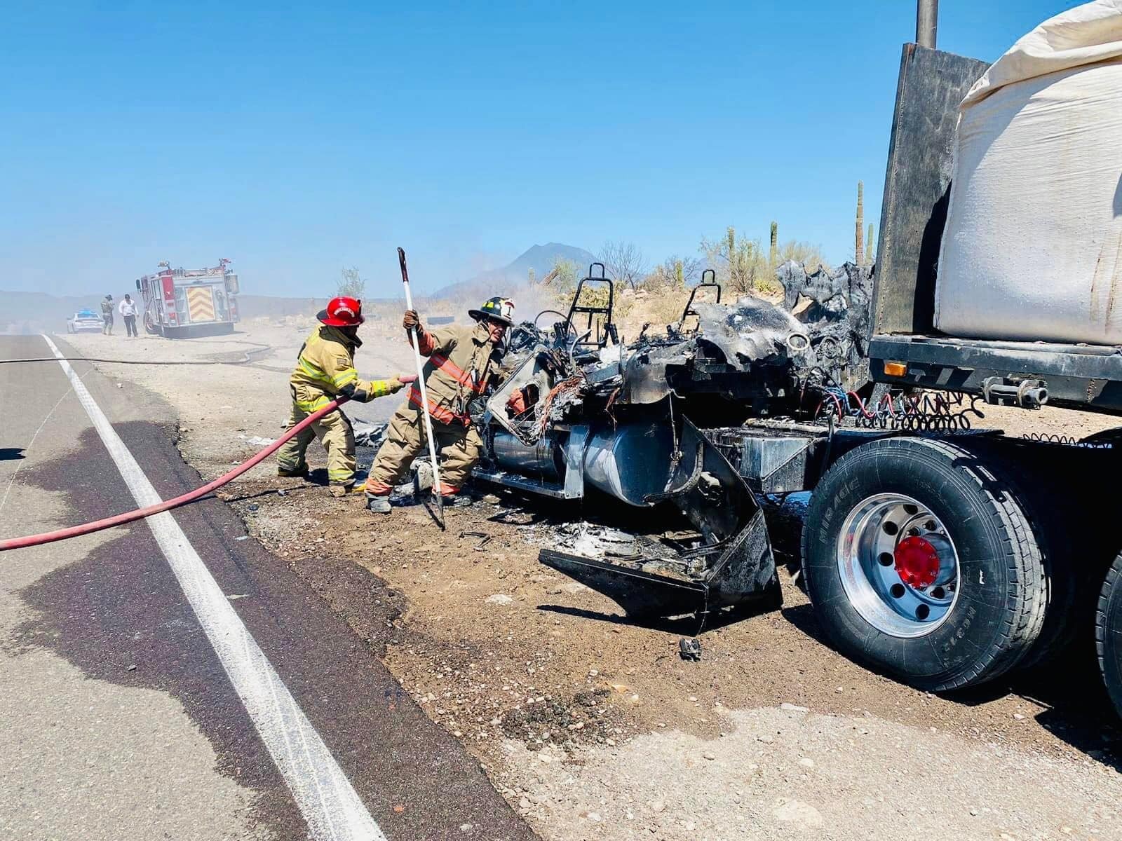 Tráiler calcinado a la orilla de la carretera en Guerrero Negro