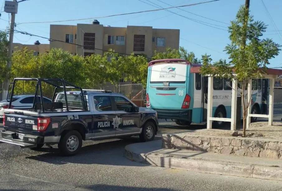 Transporte público en la esquina de Paseo de Cortez y retorno G. Aguilar.