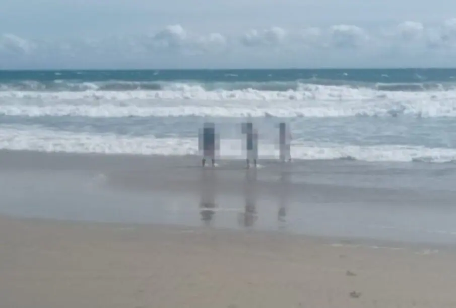 Turista salvando a joven de ahogarse en la playa San Pedrito.