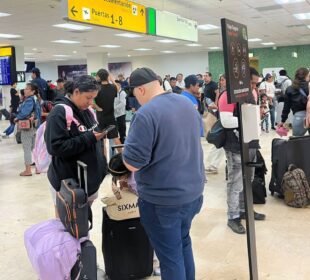 Turistas en el Aeropuerto Internacional de Los Cabos.
