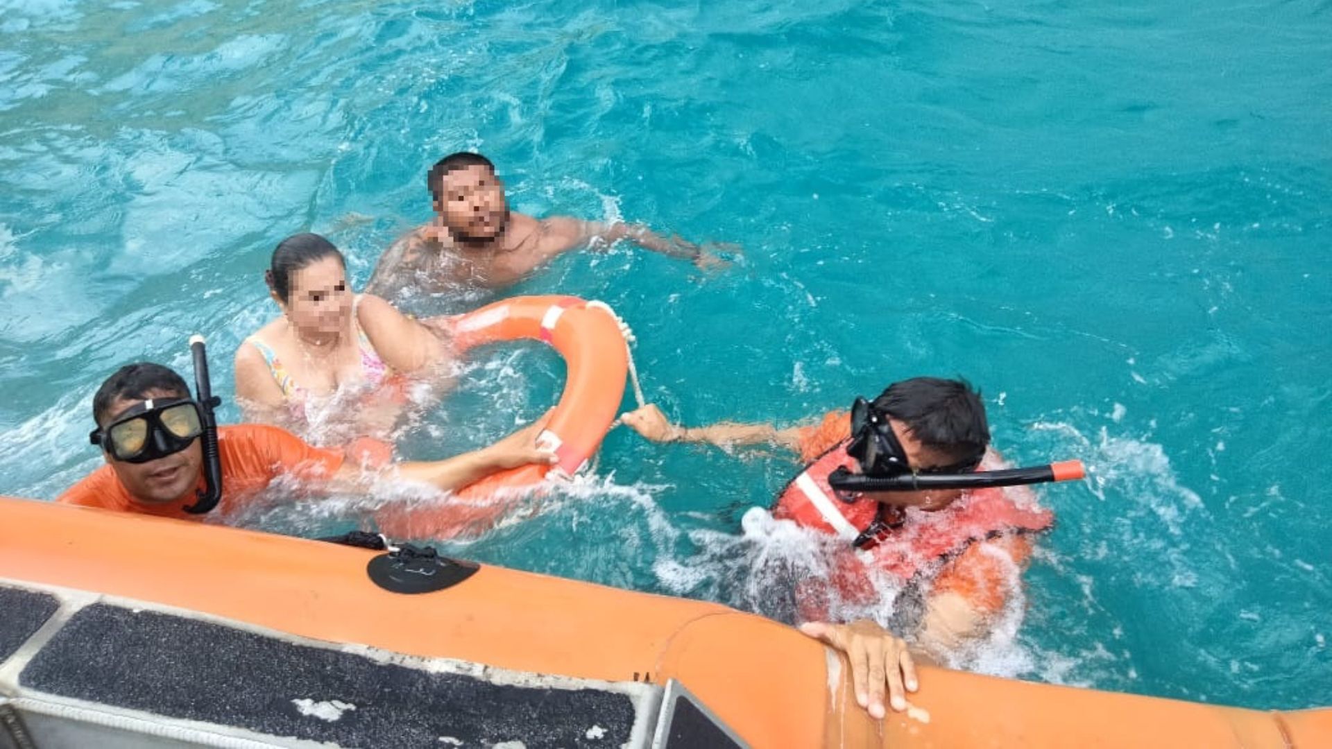 Turistas flotando con salvavidas de rescate tras hundirse embarcación en Cabo San Lucas.