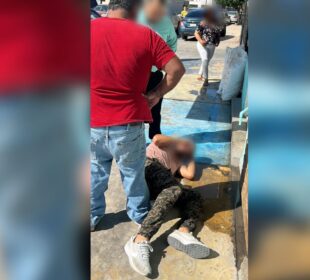 Un sujeto señalado de violador está tirado en el suelo luego de ser golpeador por los vecinos de la colonia Indeco.