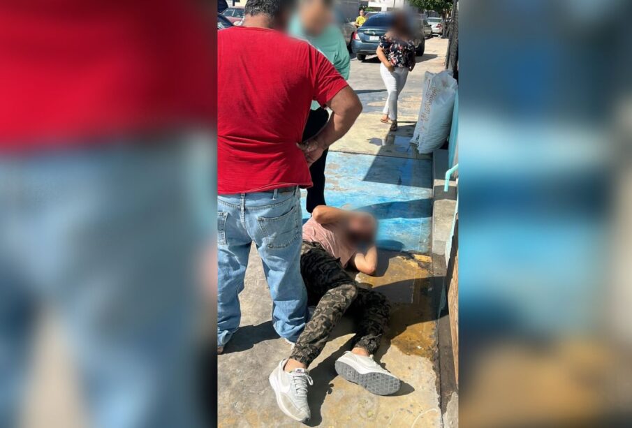 Un sujeto señalado de violador está tirado en el suelo luego de ser golpeador por los vecinos de la colonia Indeco.