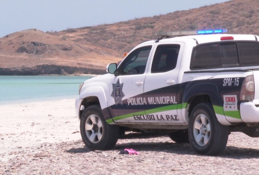 Unidad de la Policía Municipal en una playa de La Paz.