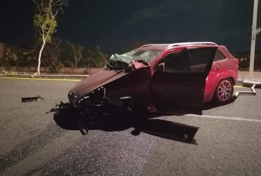 Vehículo rojo en corredor turístico de CSL.