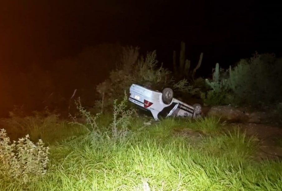 Vehículo volcado en el tramo carretero La Paz-San Pedro