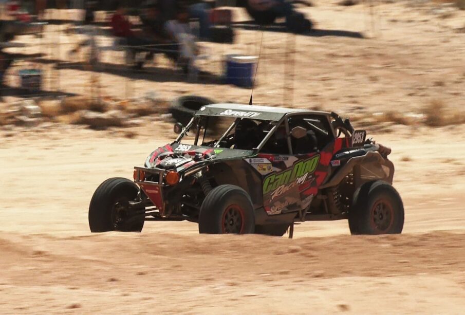 Vehículos todoterreno durante carrera de off road