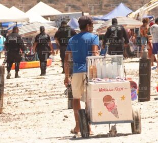 Vendedor ambulante en una playa de La Paz.