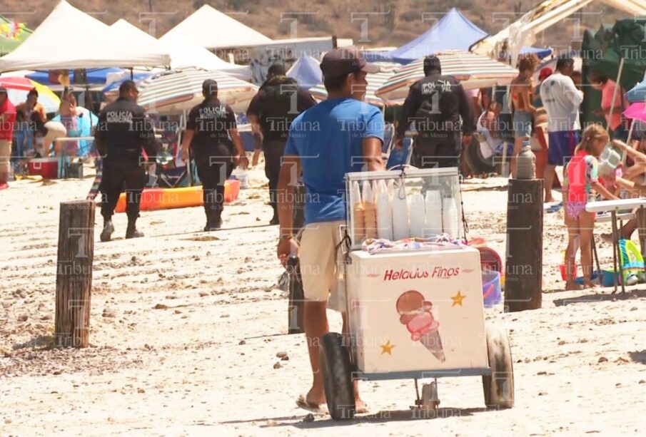 Vendedor ambulante en una playa de La Paz.