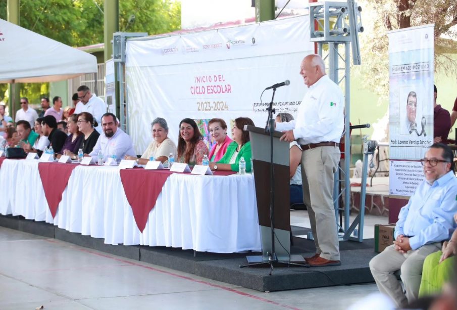 Víctor Castro en el inicio de ciclo escolar.