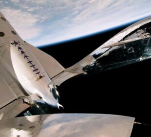 Virgin Galactic lanza primer vuelo con turistas al espacio