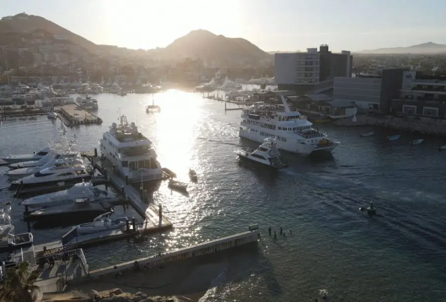 Yates en la bahía de Cabo San Lucas.