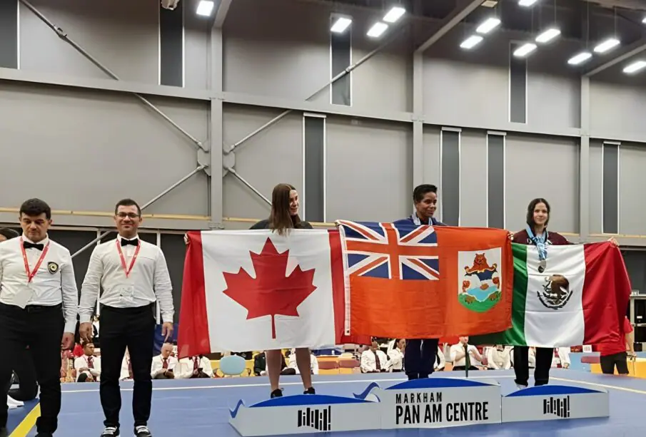 Yesenia Crespo en el podio del Panamericano en Canadá.