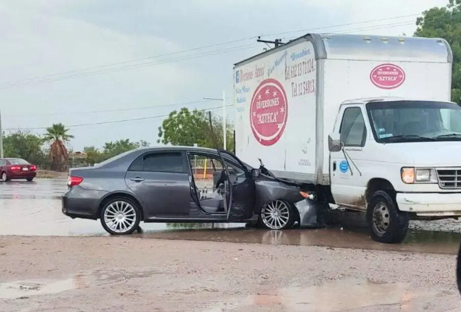 Choque entre un auto y un camión