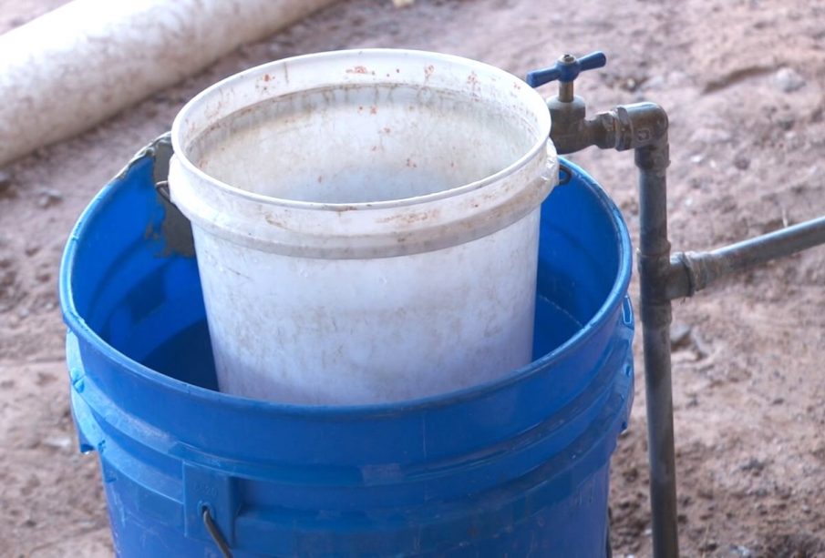 Agua acumulada en balde causa dengue