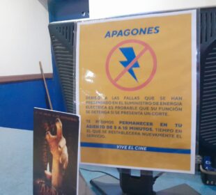 Cartel del cine anunciando apagones