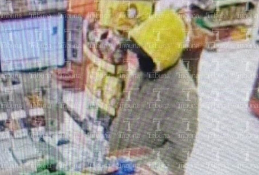Imagen de presunto asaltante con cuchillo en mano en La Paz
