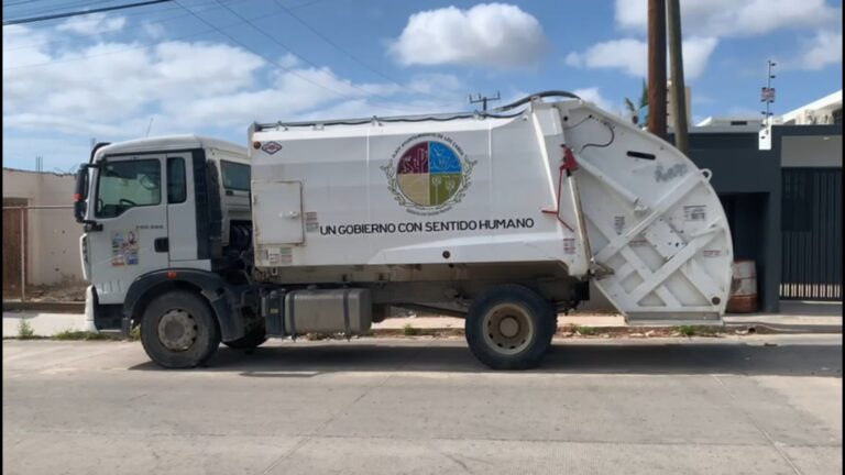 camión de basura abandonado en la calle