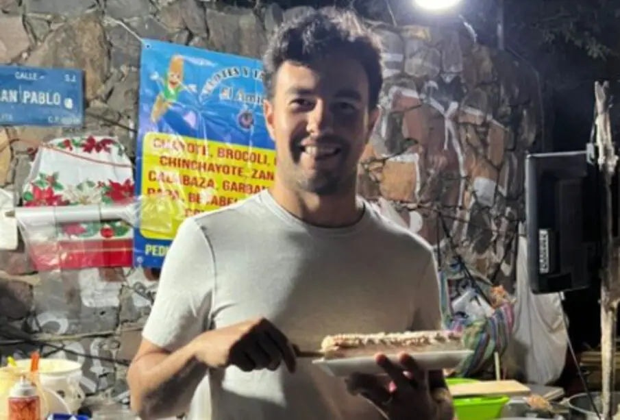 checo pérez comiendo elotes