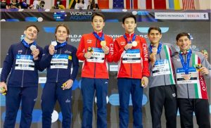 Deportistas en competencia de natación