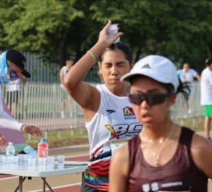 corredores refrescándose en una carrera