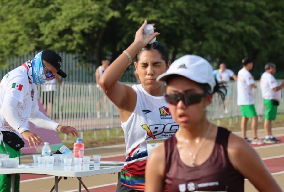 corredores refrescándose en una carrera