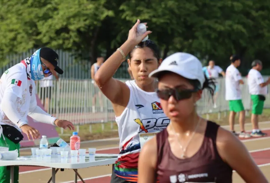 corredores refrescándose en una carrera