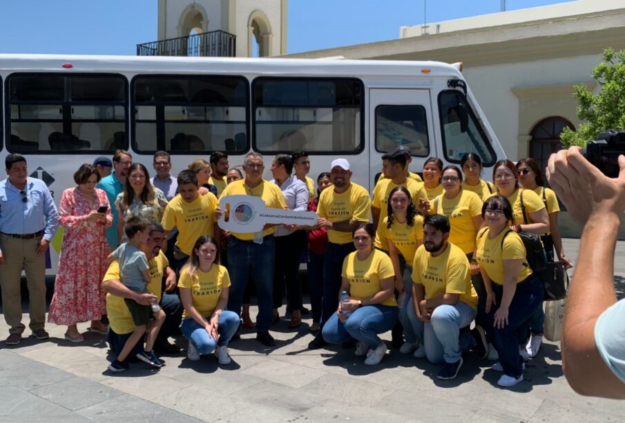 Estudiantes de zona rural en entrega de camión